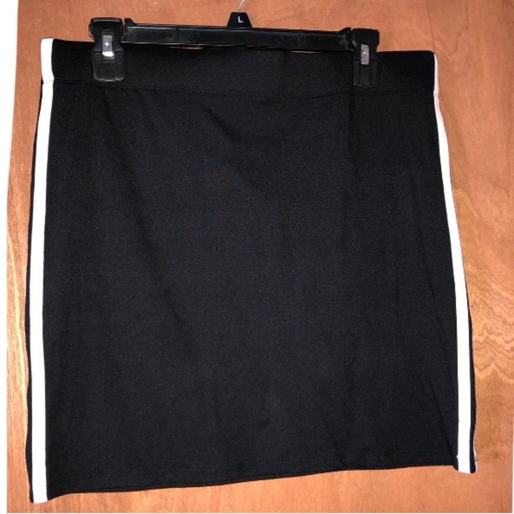 A size large black and white mini skirt